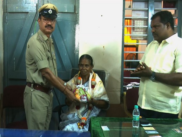 Railway Police felicitate 70-year-old woman who averted train accident in Mangaluru