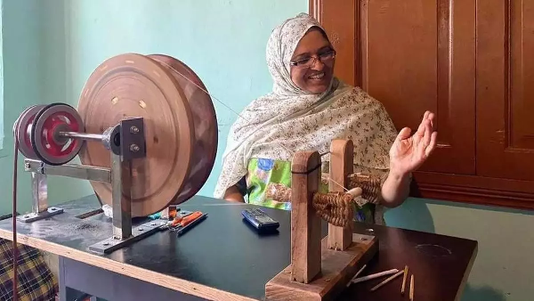 Kashmiri Women Revive Spinning Wheel Craft