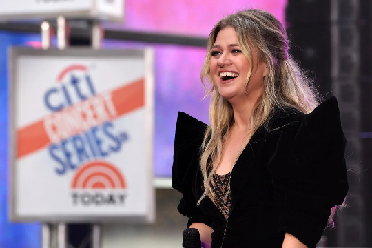 Kelly Clarkson’s Playful Response to Wardrobe Malfunction Delights Fans