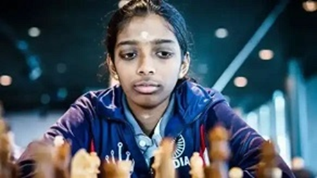 Vaishali Triumphs in FIDE Women’s Grand Swiss, Vidit Nears Title Victory