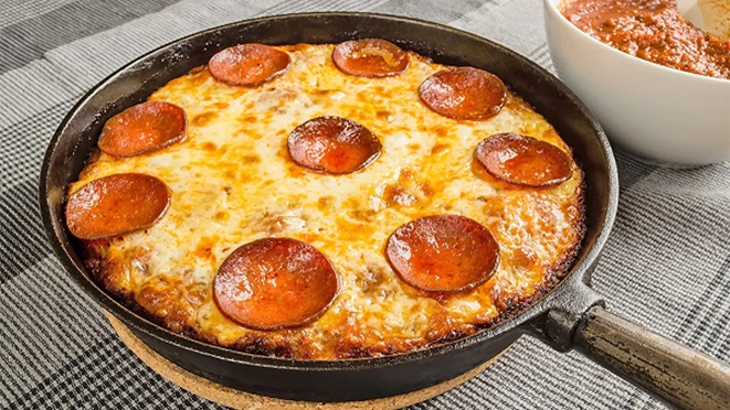 Perfect Cast Iron Skillet Pizza Recipe: Crispy Crust, Cheesy Goodness